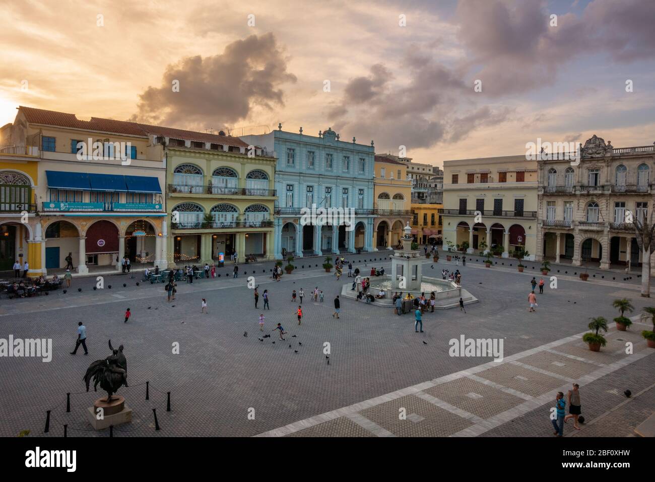 Le soir, le soleil se couche sur la Plaza Vieja dans la vieille ville de la Havane, Cuba Banque D'Images