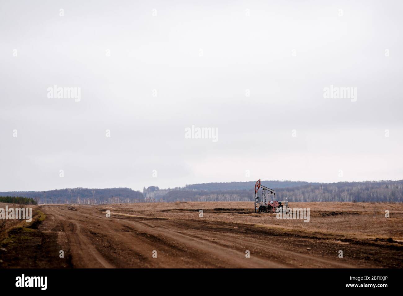 Pompe à huile verte plate-forme à huile énergie machine industrielle pour le pétrole brut. Crise du pétrole. La Russie est à l'origine de la pollution par le Banque D'Images