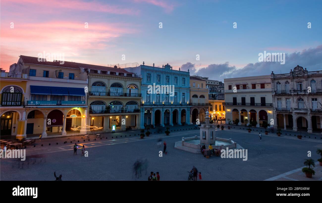 Nuit sur la Plaza Vieja, dans la vieille ville de la Havane, alors que le ciel devient rose et que les lumières sont allumées, Cuba Banque D'Images