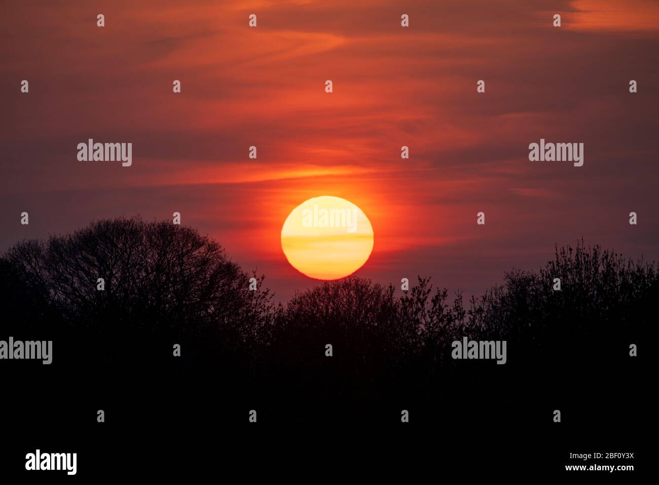 Flintshire, Pays de Galles du Nord, 16 h avril 2020. Météo au Royaume-Uni : un beau coucher de soleil se termine la journée sur le village de Lixwm dans le Flintshire avec un changement de temps avec des prévisions de pluie d'orage pour vendredi © DGDImages/AlamyLiveNews Banque D'Images