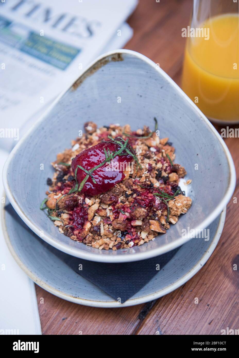 Un bol de granola et un petit déjeuner Banque D'Images