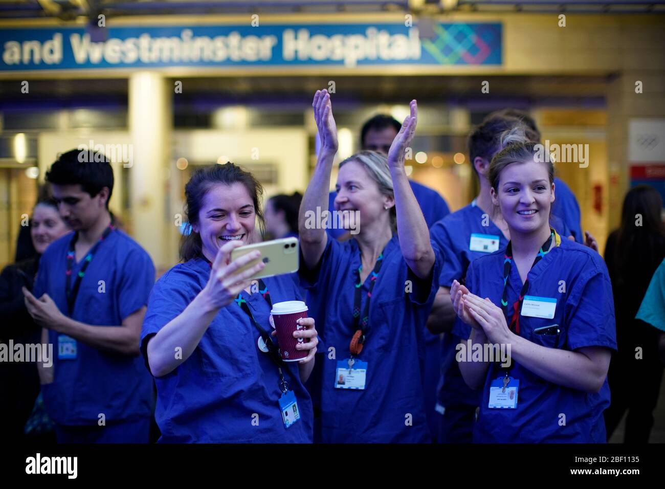 Infirmières en dehors de l'hôpital Chelsea et Westminster de Londres, alors qu'elles se joignent à nous pour saluer les héros locaux au cours de l'initiative nationale Clap for Carers NHS de jeudi pour applaudir les travailleurs et les soignants du NHS qui luttent contre la pandémie de coronavirus. Banque D'Images