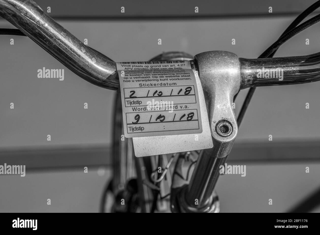 Autocollant d'avertissement vélo à Amsterdam Pays-Bas 2018 en noir et blanc. Les anciens vélos non utilisés seront déposés Banque D'Images