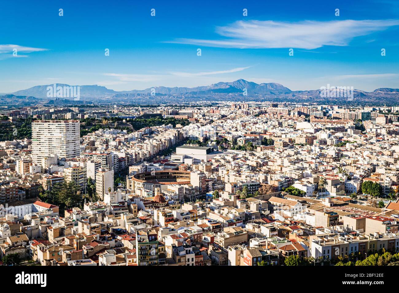 Paysage urbain d'Alicante de jour avec les sommets du parc naturel de Serra del Maigmó à l'horizon vu du château de Santa Barbara. Banque D'Images
