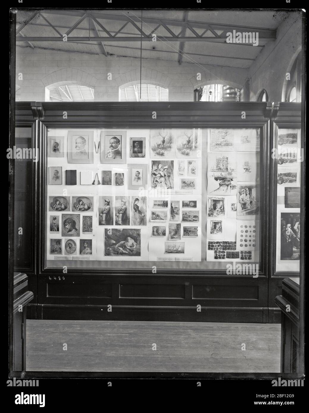 Section de l'exposition des arts graphiques au Musée national des États-Unis. Aussi connu sous le nom de 4480.Voir aussi Record Unit 95, Box 42, Folder 22.Graphic Arts exposition présentant des exemples de photogravure au Musée national des États-Unis, maintenant connu sous le nom de Arts and Industries Building.Smithsonian institution Archives, ACC. 11-006, case 014, image n° Banque D'Images