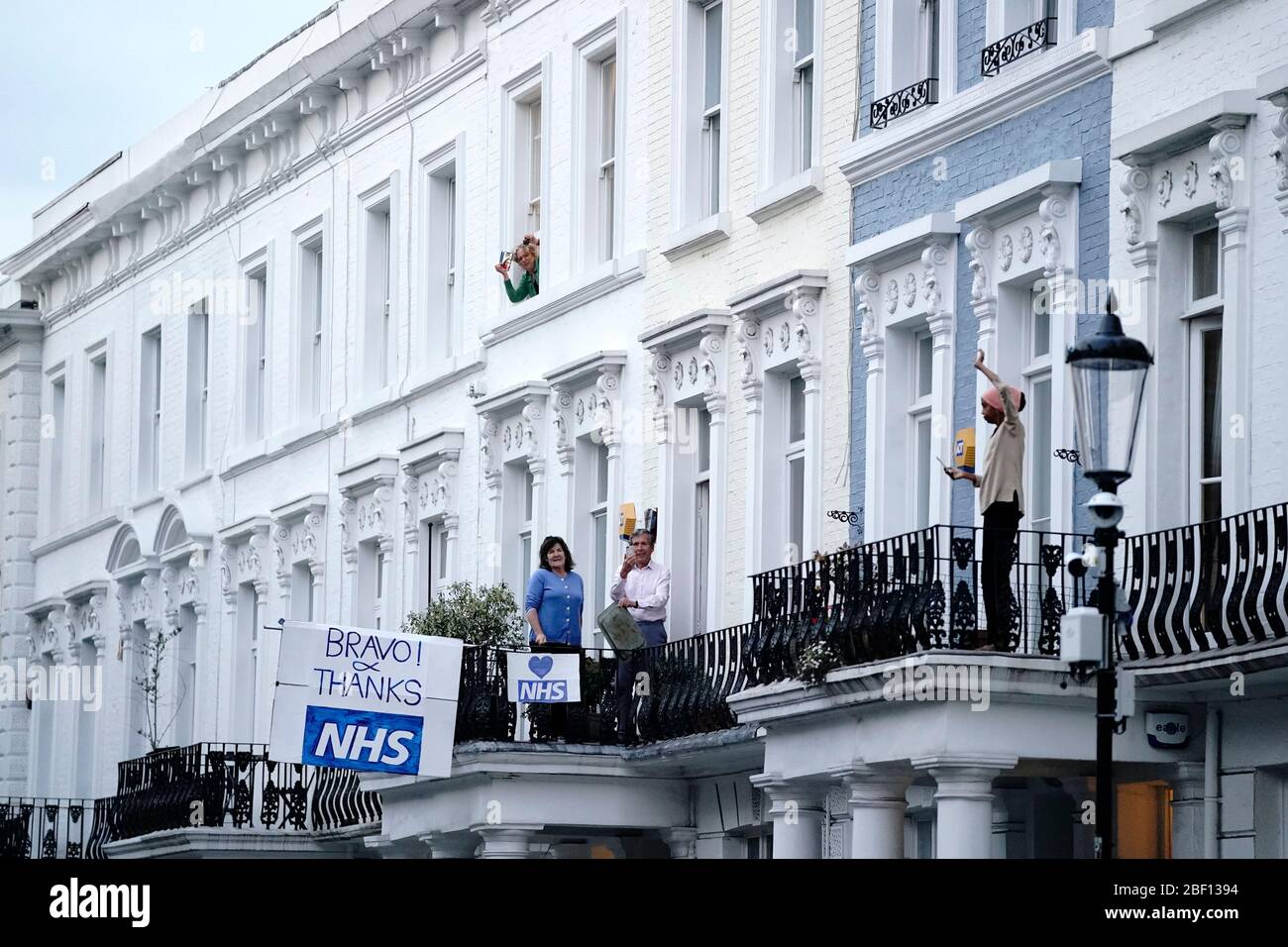 Les gens se tiennent sur leur balcon et s'apperrent des fenêtres près de l'hôpital Chelsea et Westminster de Londres, alors qu'ils attendent de saluer les héros locaux au cours de l'initiative nationale Clap de jeudi pour les soignants NHS d'applaudir les travailleurs et les soignants NHS qui luttent contre la pandémie de coronavirus. Banque D'Images