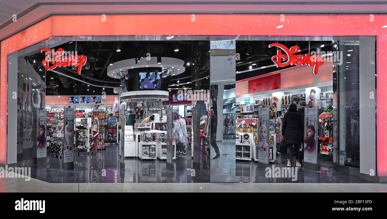 Les clients du magasin de détail Disney peuvent accéder en plein air à l'entrée en pleine largeur du centre commercial intérieur Intu Lakeside Thurrock Essex Angleterre Banque D'Images