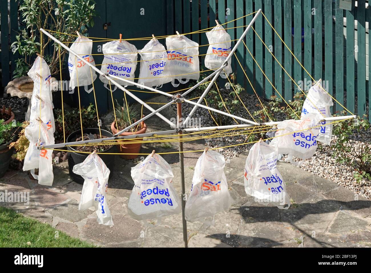Sac de transport réutilisable en plastique recyclé Tesco séchage à l'extérieur après lavage à l'eau savonneuse comme mesure de précaution pour coronavirus fourni avec livraison en ligne de shopping Royaume-Uni Banque D'Images