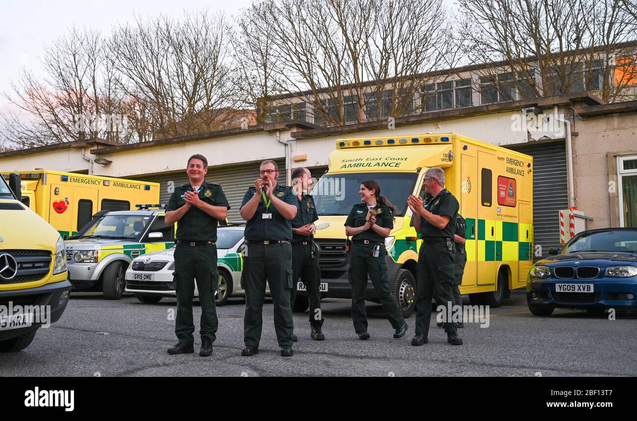 Brighton UK 16 avril 2020 - le personnel d'Ambulance à Brighton se joint aux tonights Clap pour nos soignants dans toute la Grande-Bretagne pendant la crise pandémique de Coronavirus COVID-19 . Crédit: Simon Dack / Alay Live News Banque D'Images