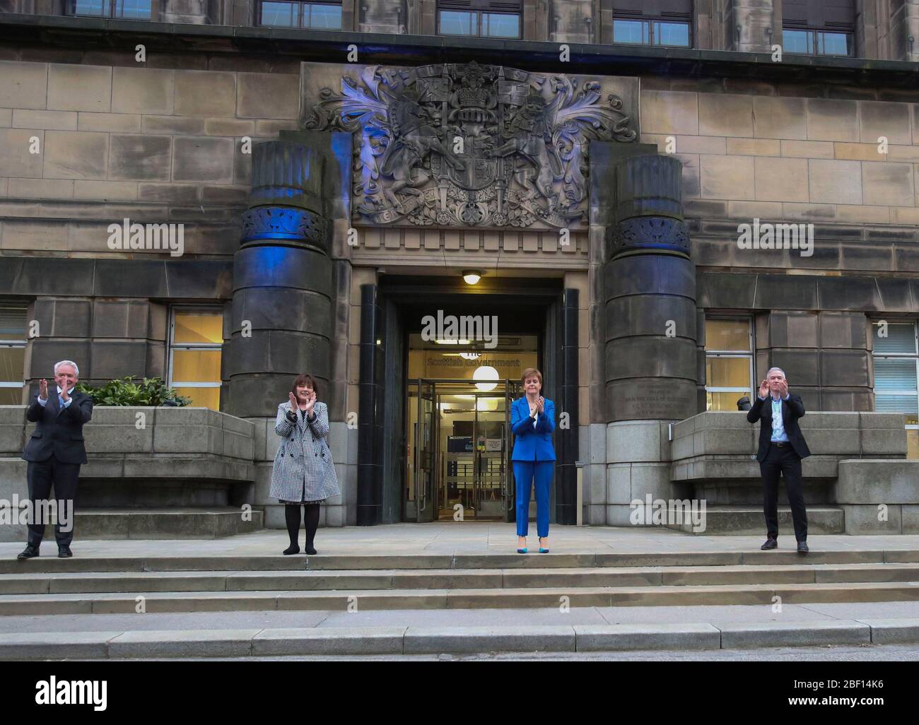 (De gauche à droite) Malcolm Wright Directeur général NHS Scotland, Secrétaire à la santé Jeane Freeman, Premier ministre Nicola Sturgeon et le Dr Gregor Smith, médecin-chef intérimaire de l'Écosse, applaudissent devant la maison St Andrew, le bâtiment du siège du gouvernement écossais à Édimbourg, Saluant les héros locaux au cours de l'initiative nationale de jeudi Clap for Carers visant à reconnaître et à soutenir les travailleurs et les soignants du NHS qui luttent contre la pandémie de coronavirus. Banque D'Images