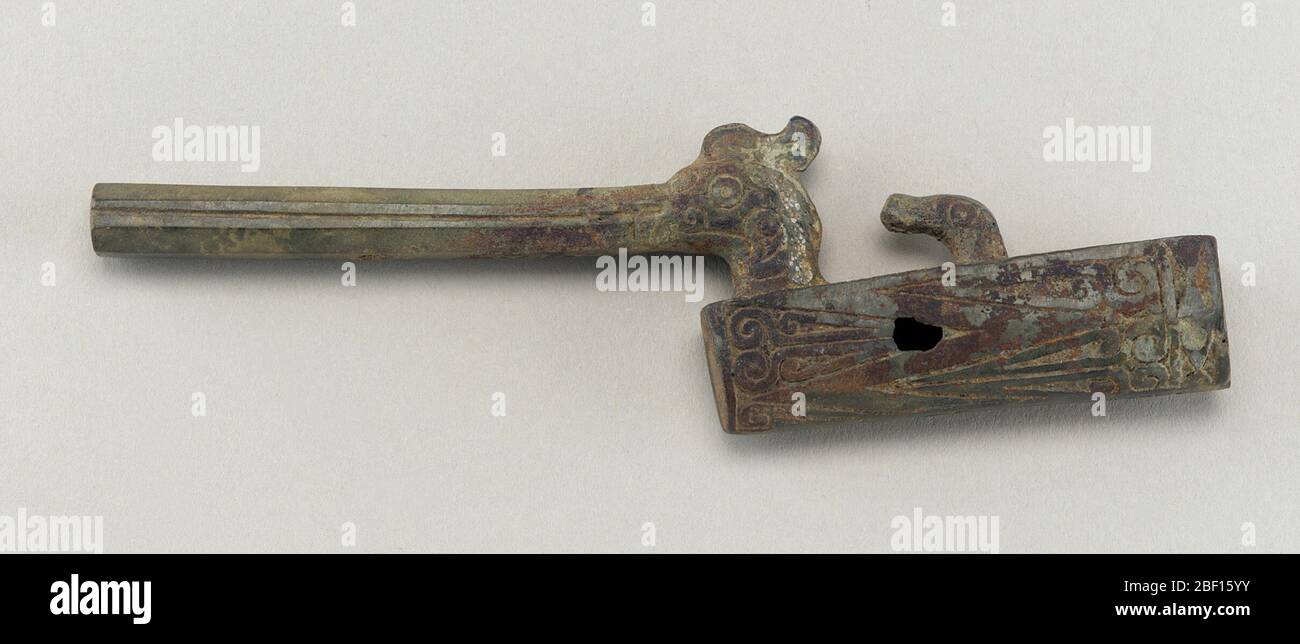 ; Chine ; E.C. du 5ème-4ème siècle ; Bronze ; H x l x P : 9,6 x 1,1 x 3,2 cm (3 3/4 x 7/16 x 1 1/4 po) ; Achat Banque D'Images