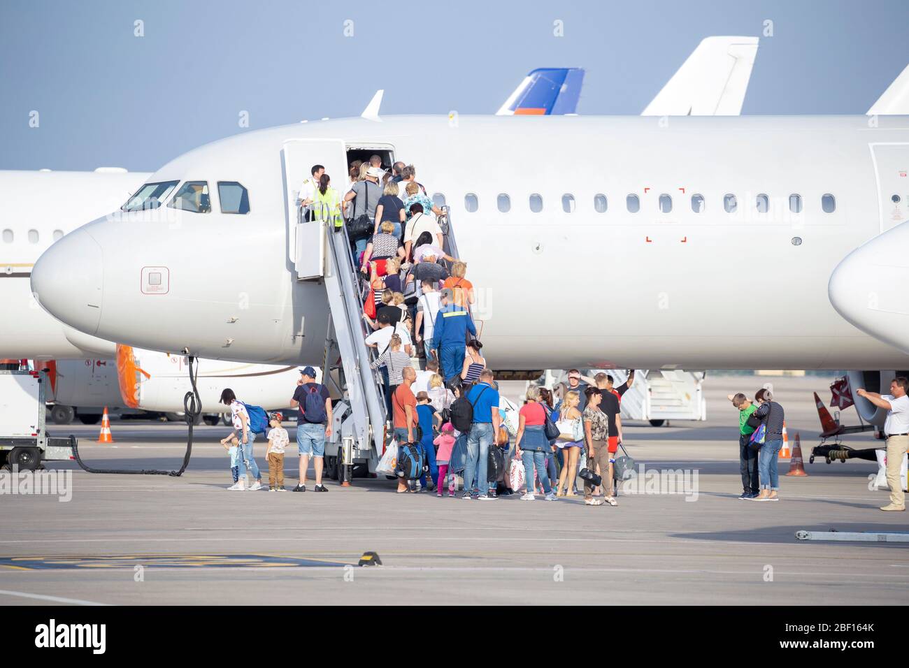 Groupe touristique embarquement avion passagers.05/18/2018 18:51:10 : touristes monter à bord de l'avion pour le retour à l'aéroport d'Antalya Banque D'Images