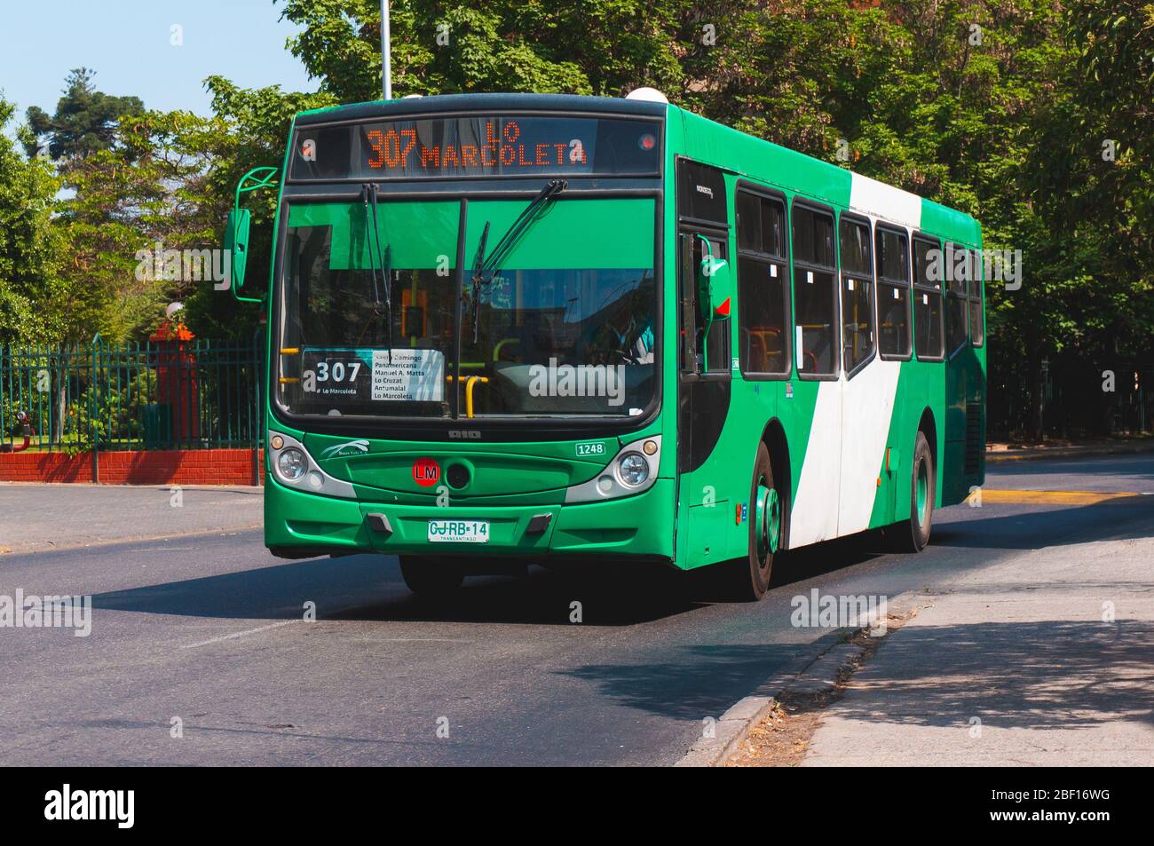 SANTIAGO, CHILI - DÉCEMBRE 2015 : un bus de transport public Transantiago dans le centre-ville de Santiago Banque D'Images