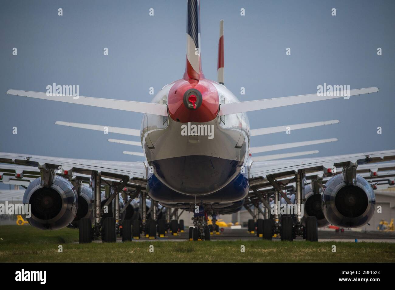 Glasgow, Royaume-Uni. 16 avril 2020. Photo : une collection de quatorze jets British Airways (Airbus de courte à moyenne portée) allant de l'A319, l'A320 et l'A321 se tiennent sur le tarmac de l'aéroport international de Glasgow. L'industrie aéronautique mondiale connaît un ralentissement sans précédent des affaires, la plupart des compagnies aériennes ayant affecté un nombre élevé de personnel en raison de pressions financières considérables causées par la pandémie de Coronavirus (COVID-19) en cours. Crédit : Colin Fisher/Alay Live News Banque D'Images