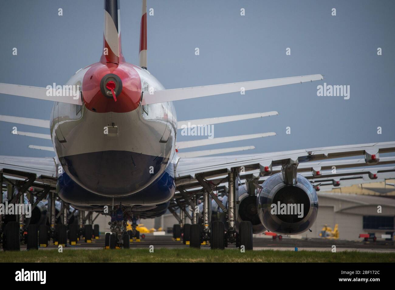 Glasgow, Royaume-Uni. 16 avril 2020. Photo : une collection de quatorze jets British Airways (Airbus de courte à moyenne portée) allant de l'A319, l'A320 et l'A321 se tiennent sur le tarmac de l'aéroport international de Glasgow. L'industrie aéronautique mondiale connaît un ralentissement sans précédent des affaires, la plupart des compagnies aériennes ayant affecté un nombre élevé de personnel en raison de pressions financières considérables causées par la pandémie de Coronavirus (COVID-19) en cours. Crédit : Colin Fisher/Alay Live News Banque D'Images