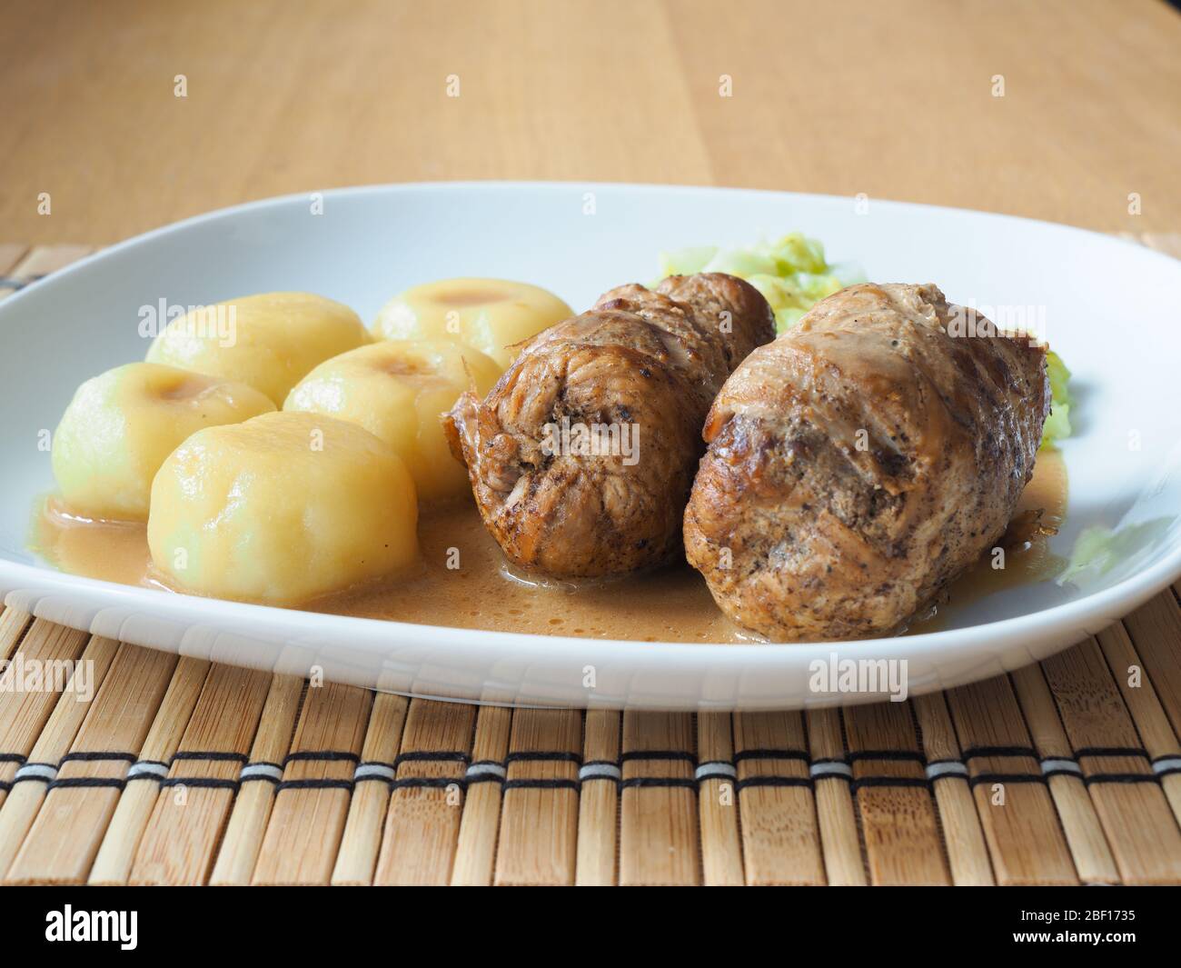 Boulettes silésiennes à la roulette de porc et au chou dans la sauce rôtie Banque D'Images