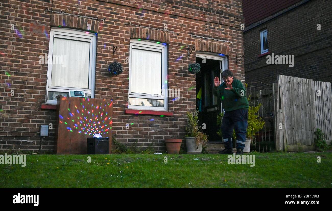 Brighton UK 16 avril 2020 - les résidents de Brighton près de la station d'ambulance prennent part aux tonights Clap pour nos soignants pendant la crise pandémique de Coronavirus COVID-19 . Crédit: Simon Dack / Alay Live News Banque D'Images