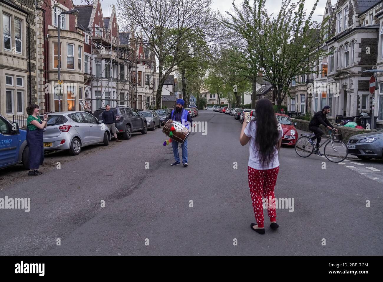 Cardiff, Pays de Galles, Royaume-Uni. 16 avril 2020. Les résidents de Cardiff rejoignent chaque semaine la "Clap for Carers" britannique pour montrer leur soutien aux travailleurs du NHS, Cardiff, Pays de Galles, Royaume-Uni. Crédit: Haydn Denman/Alay Live News. Banque D'Images