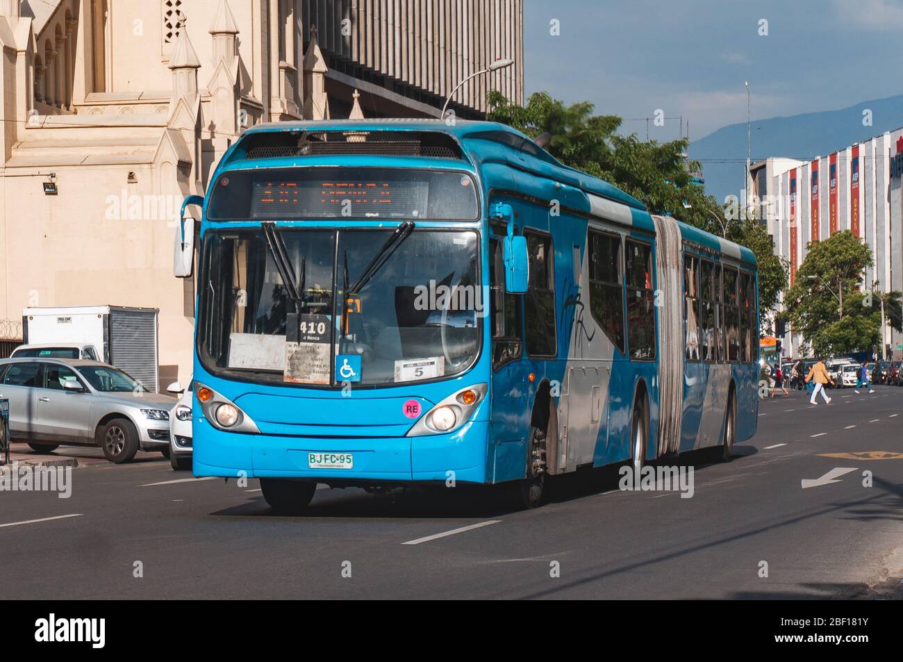 SANTIAGO, CHILI - DÉCEMBRE 2015 : un bus de transport public Transantiago dans le centre-ville de Santiago Banque D'Images