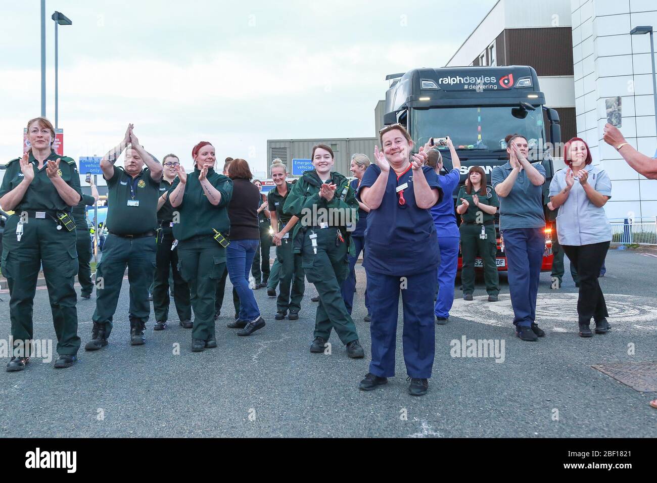 Dudley, West Midlands, Royaume-Uni. 16 avril 2020. Les infirmières et le personnel du NHS ont été accompagnés par des services publics et d'urgence à l'hôpital Russells Hall de Dudley, West Midlands, pour le clap des soignants et des travailleurs de première ligne du NHS. Crédit: Peter Lopeman/Alay Live News Banque D'Images