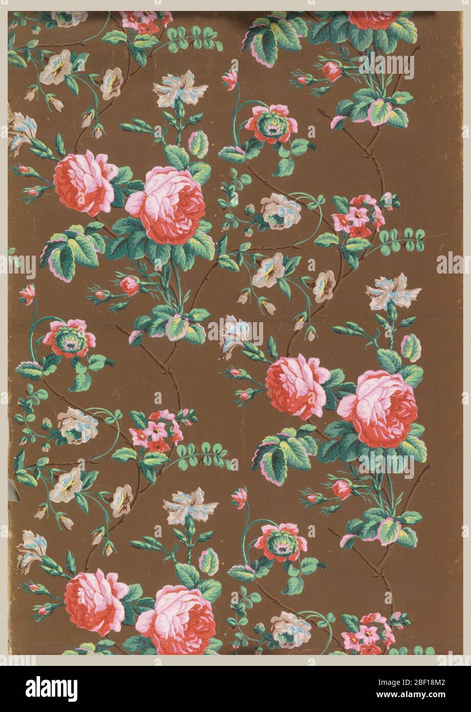 Flanc. Fleurs vinyantes, avec de grandes roses rouges et d'autres fleurs assorties. Imprimé sur un sol marron foncé. Banque D'Images