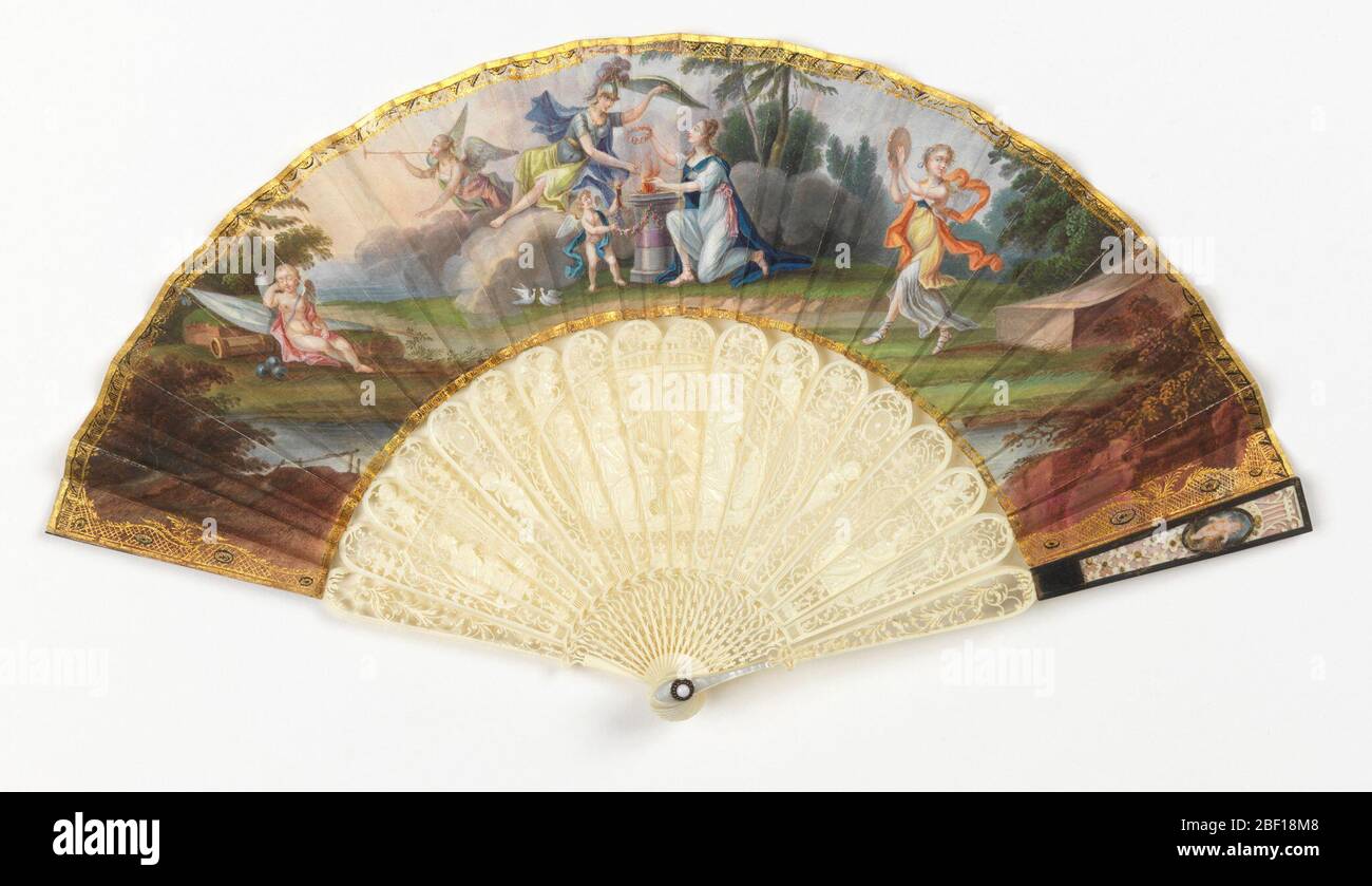 Ventilateur plissé. Ventilateur plissé. Feuille de papier peint recouverte de parchemin. Obverse : une scène allégorique représentant un héros qui revient de la guerre. Inverse : vaporisation de feuillage en doré. Banque D'Images