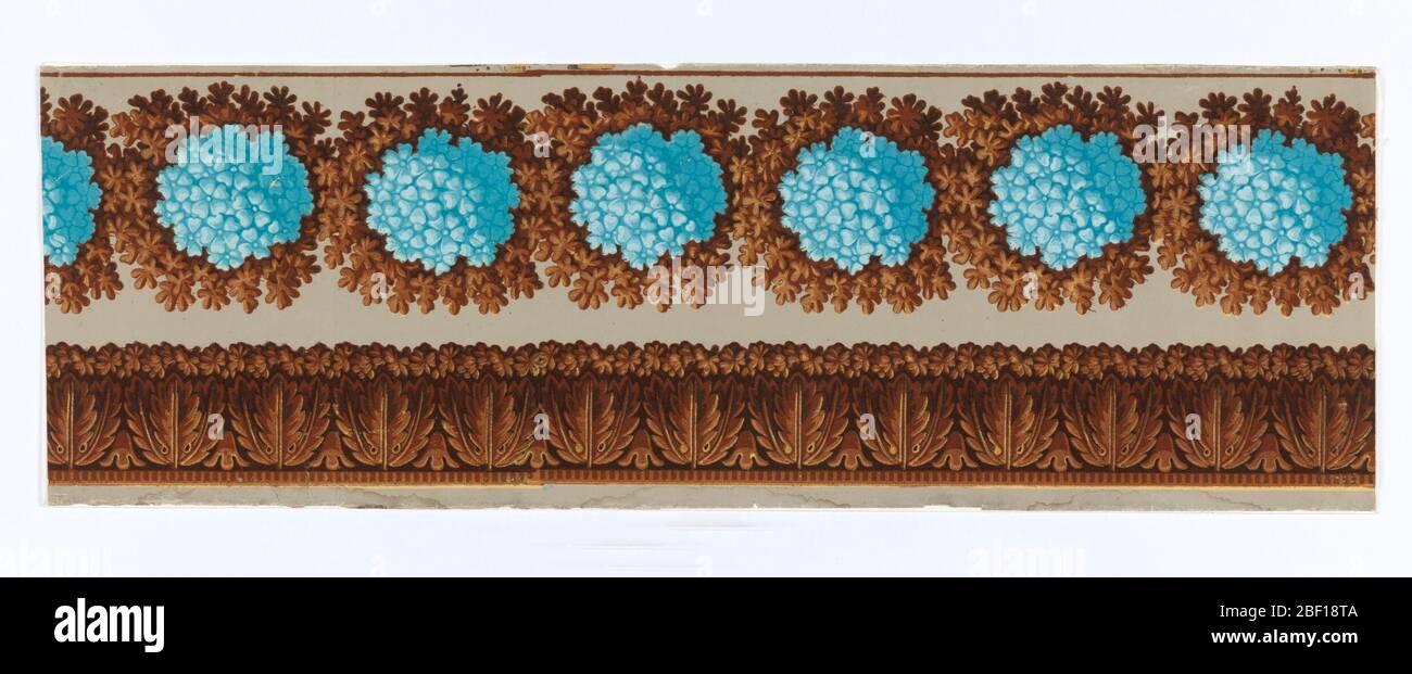 Bordure. Motif fleuri avec chrysanthèmes de couleur turquoise et feuilles brunes floquée, imprimé sur un sol taupe brossé à la main. Banque D'Images