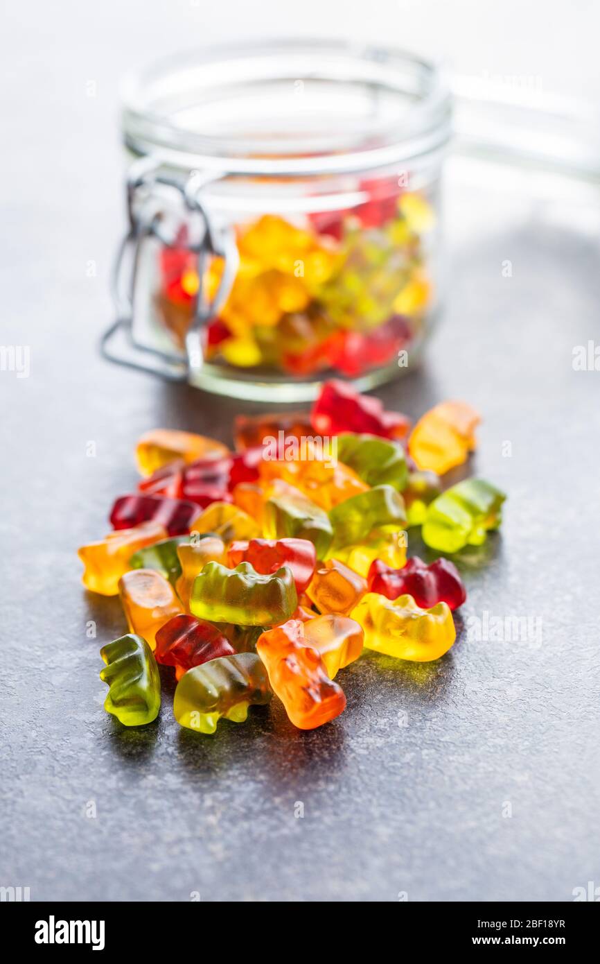 Ours en peluche, bonbons en gelée. Bonbons colorés sur la table. Banque D'Images