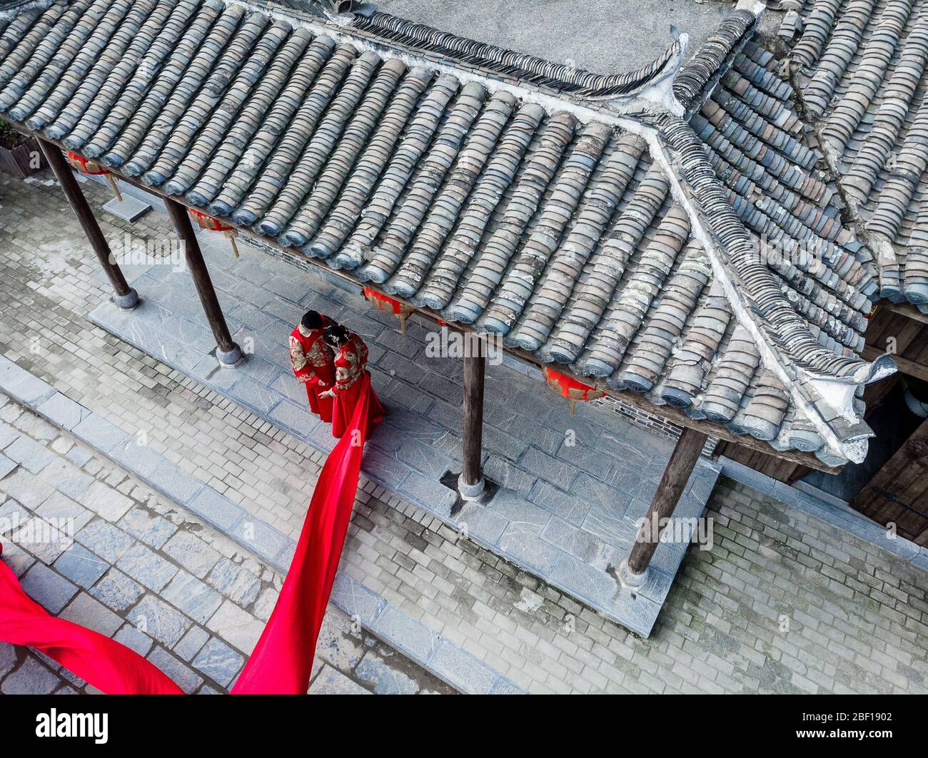 Un couple avec un costume de mariage chinois traditionnel posant pour la photo Banque D'Images