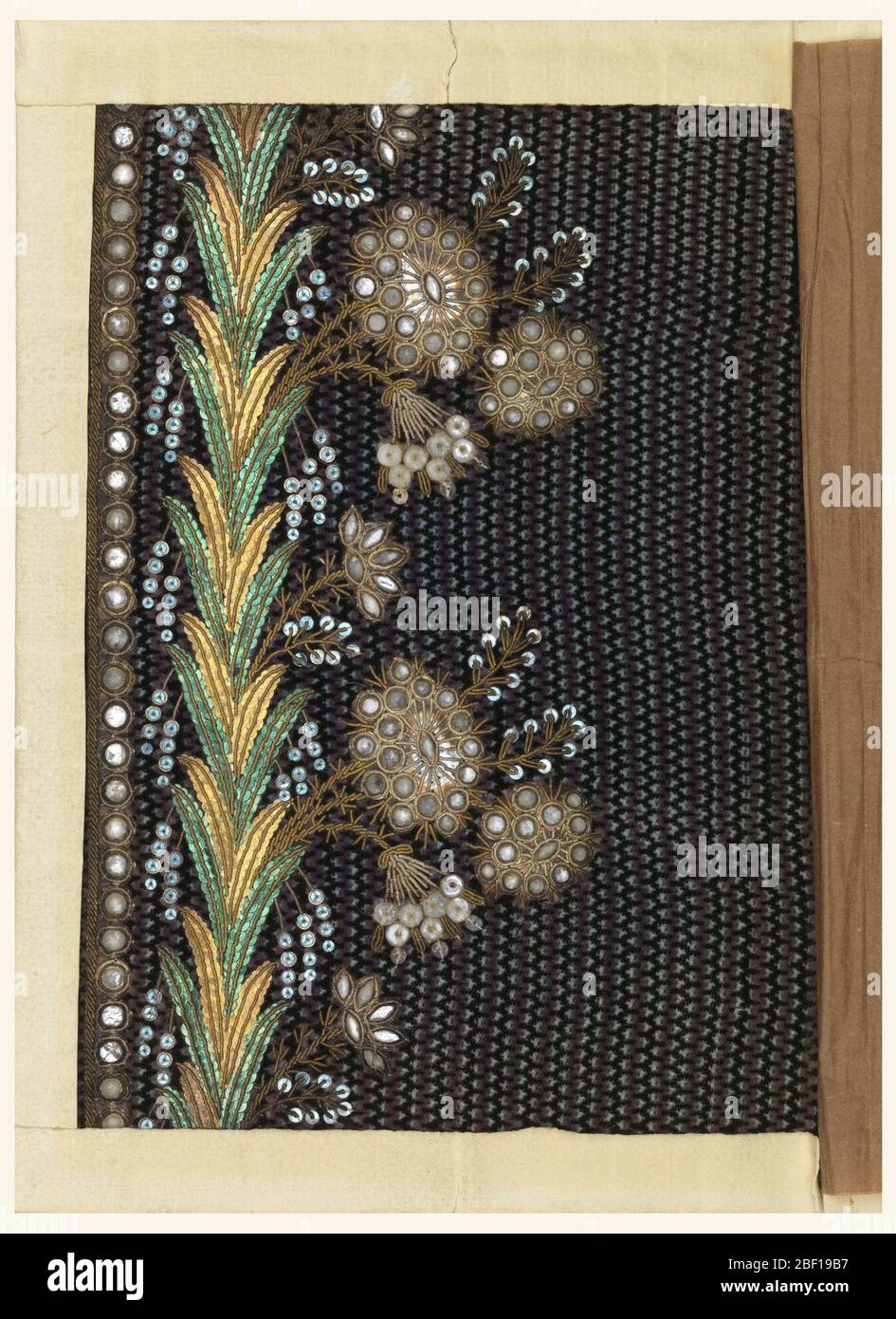 Échantillon de broderie. Motif fleuri brodé avec fil argent et or, séquines or et vert et bleu, feuille et morceaux de verre clair sur une terre noire et violette de petits zigzag verticaux. Banque D'Images