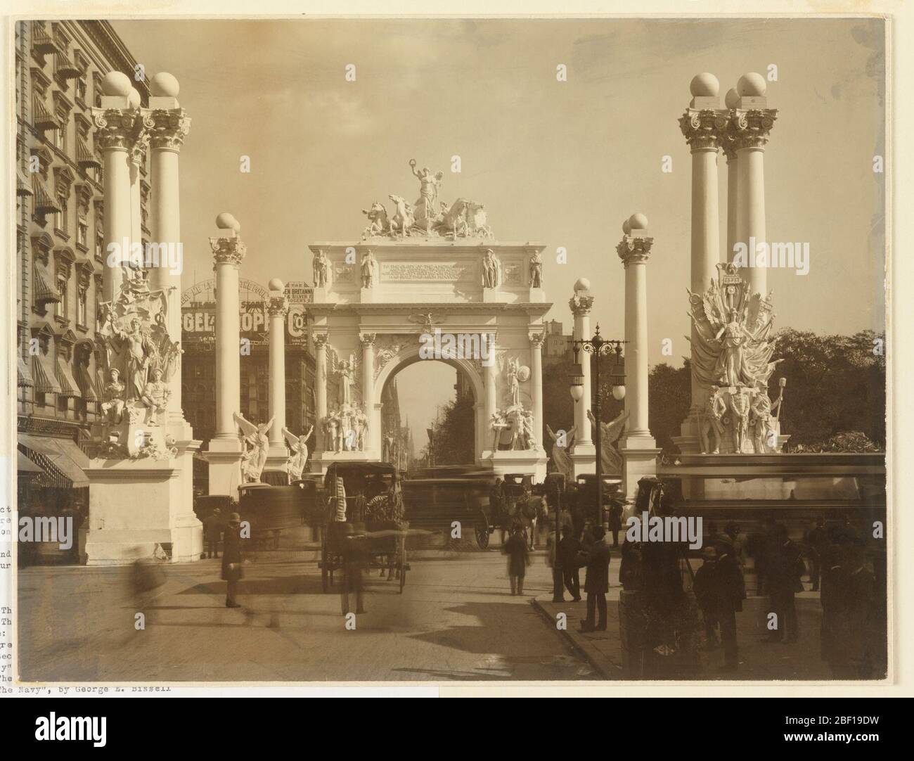 The Dewey Arch Madison Square New York. Photo de l'arche de Dewey sur Madison Square. L'arche est flanquée de chaque côté d'une colonnade et les gens marchent dans le centre. Banque D'Images