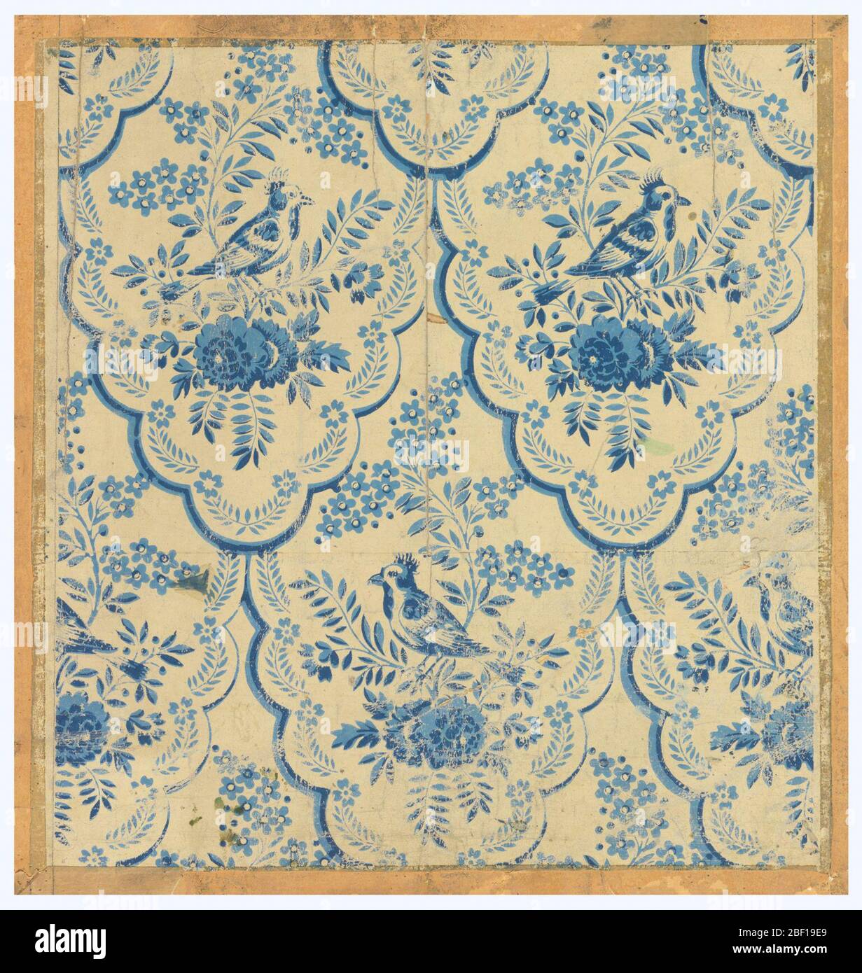 Flanc. Une conception à échelle de poisson pétondée. Chaque cadre contient un oiseau perché sur une plate-forme fleurie. La conception est inversée en rangées horizontales alternées. Imprimé en 2 tons de bleu sur un sol blanc. Banque D'Images