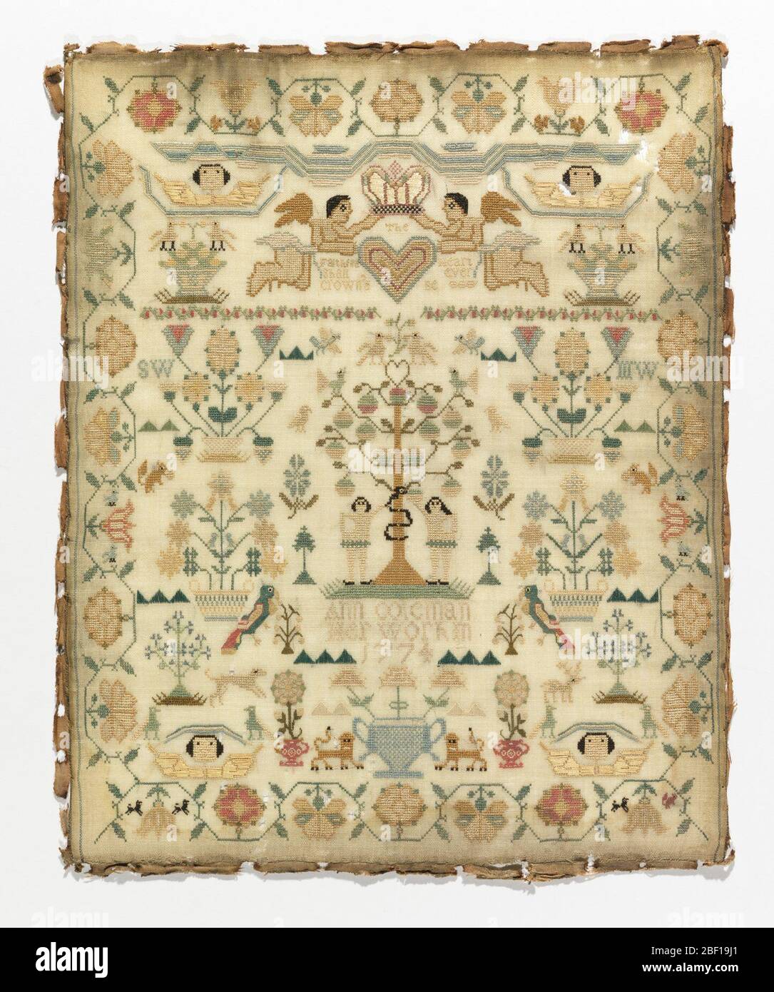 Echantillonneur. Dans une bordure fleurie courbe, deux anges tenant une couronne sur un coeur avec le texte "le coeur fidèle sera jamais couronné". Ensuite, motifs floraux et animaux isolés, dont Adam et Eve. Banque D'Images