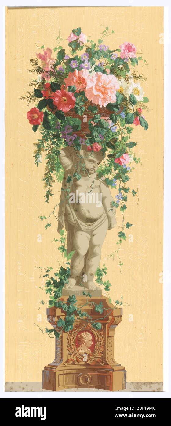 Panneau décoratif. Statue d'un nourrisson, debout sur un socle recouvert de vigne avec un caméo bordeaux dans la base. Putto est orienté vers la droite, soutenant un panier de fleurs vinyantes. Imprimé sur un fond de grain de bois. Banque D'Images