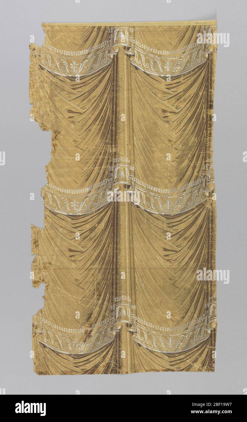 Josephine. Motif draperie. Plis élégants avec bande d'ornement blanc appliqué tous les 40 cm., rassemblement central. Imprimé en marron, tons de brun, blanc et gris sur un sol brun clair. Banque D'Images