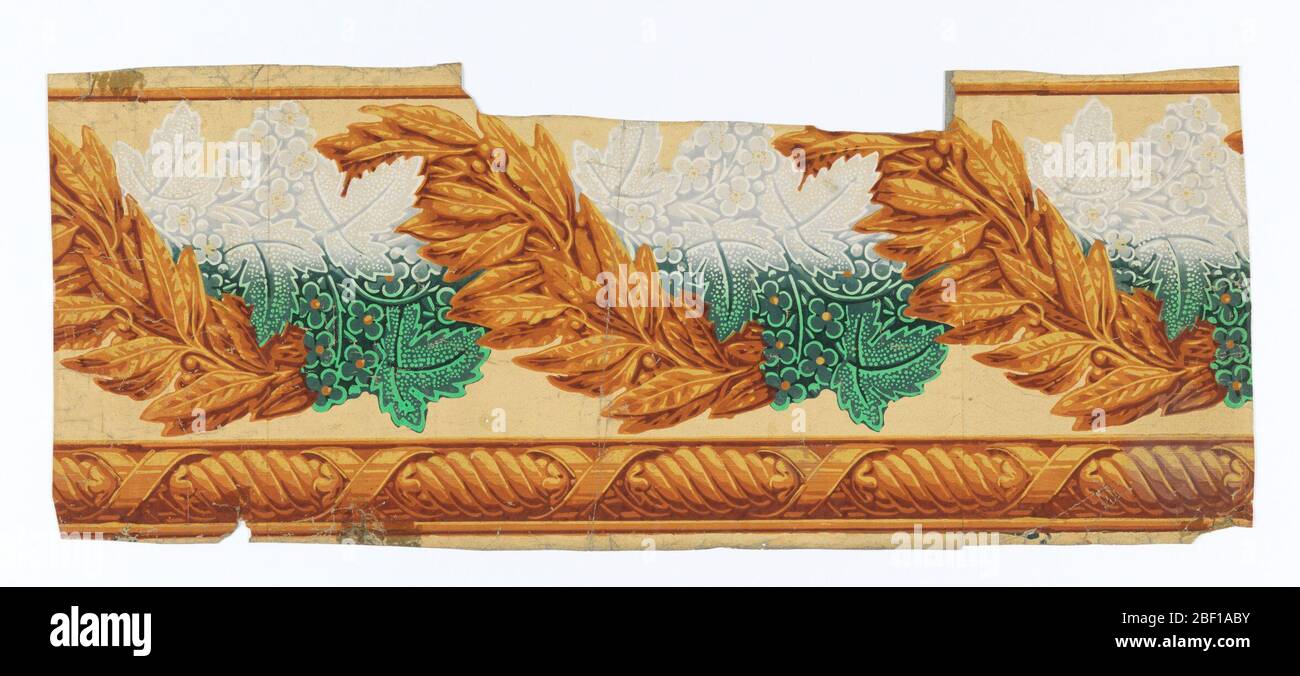 Bordure. Câbles entrelacés de laurier et de feuilles d'érable. Le ton de terre des feuilles d'érable et le contour imprimé ont été mélangés dans l'impression. Imprimé en marron, vert, gris et blanc, sur sol en buff. Banque D'Images