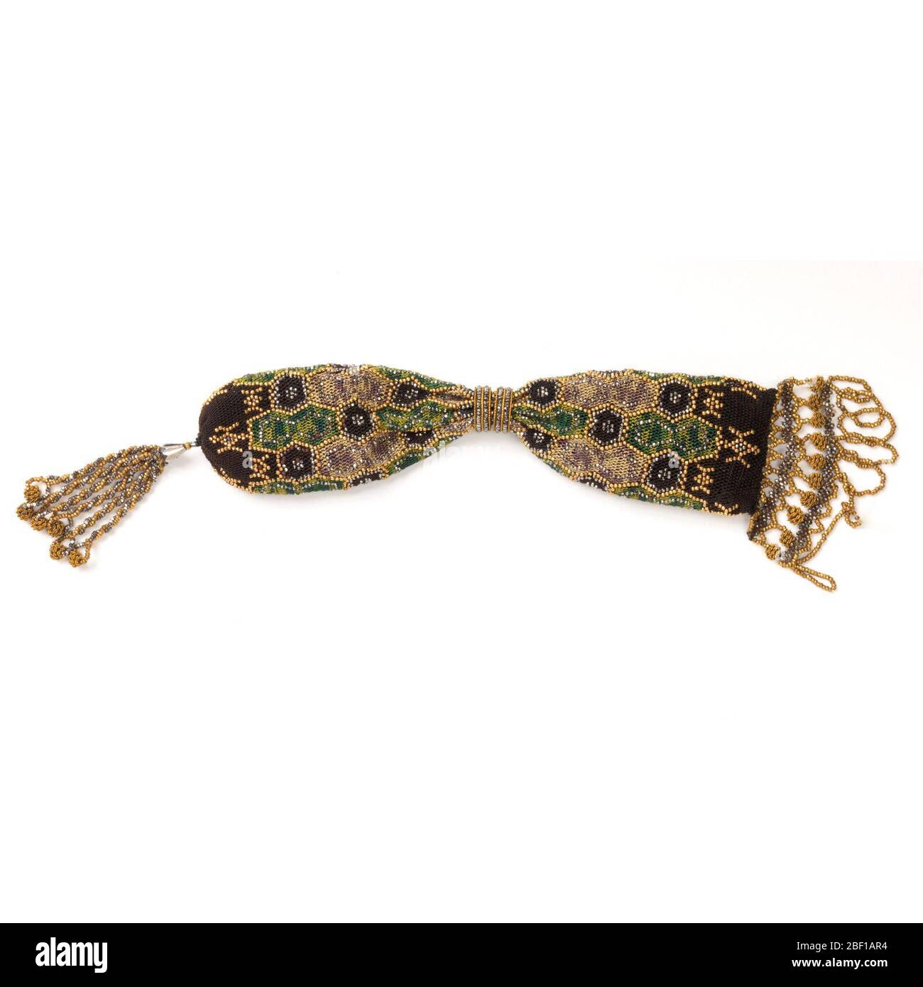 Sac à main Misers. Le sac à main de miser en soie brune, crème et rose tendre dans un motif nid d'abeilles, avec des perles de couleur or et d'acier découpés. L'ouverture latérale est commandée par deux bagues en acier coupées. Banque D'Images