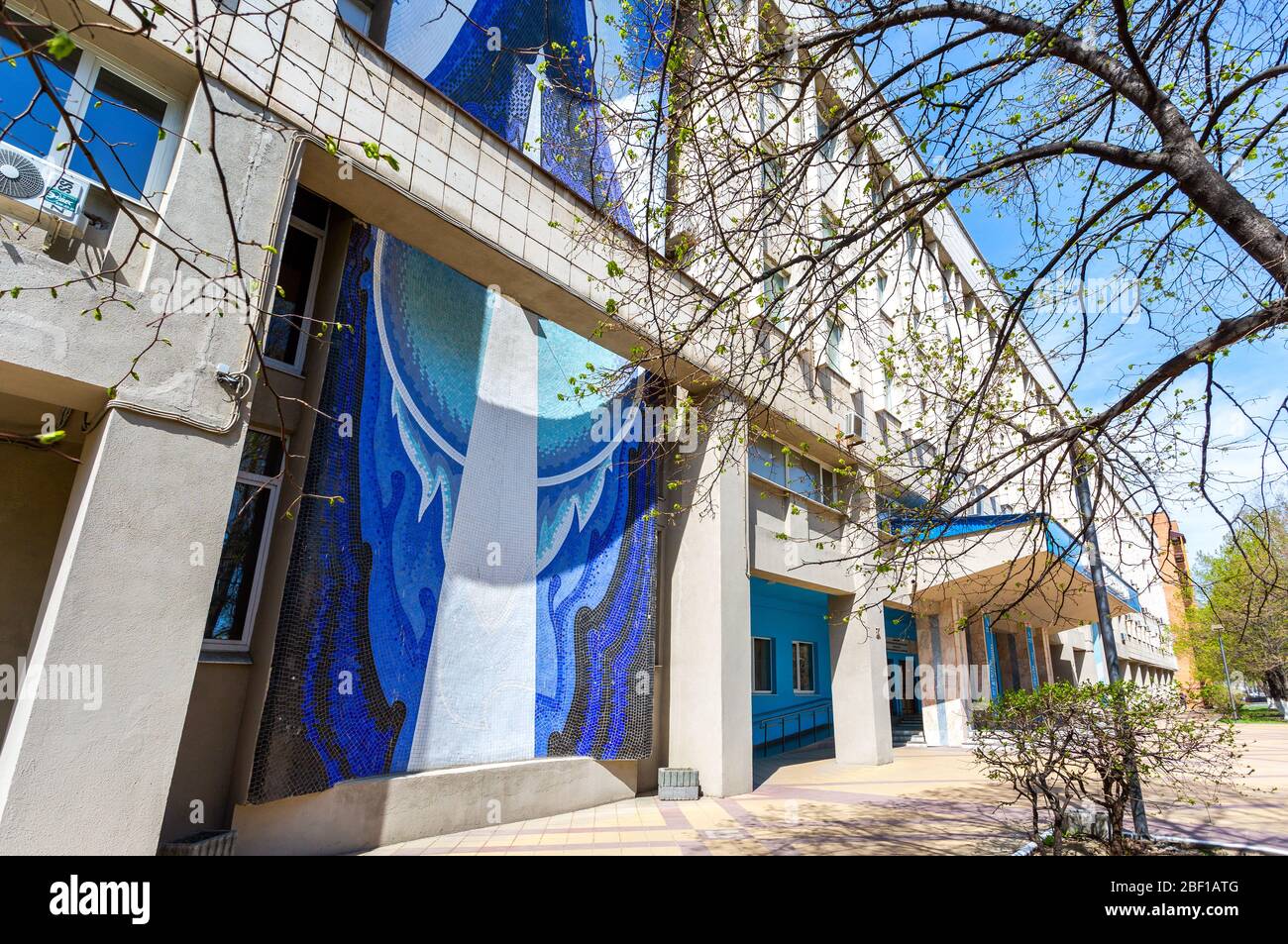 Samara, Russie - 6 mai 2018 : bâtiment de l'Université d'État de Samara (institut aérospatial) en été Banque D'Images