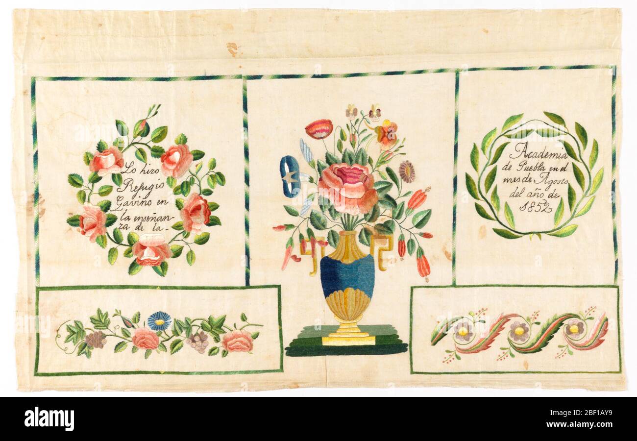 Echantillonneur. L'échantillonneur est divisé en 5 panneaux par bordures rayées. Le plus grand, au centre, contient un vase de fleurs. Banque D'Images