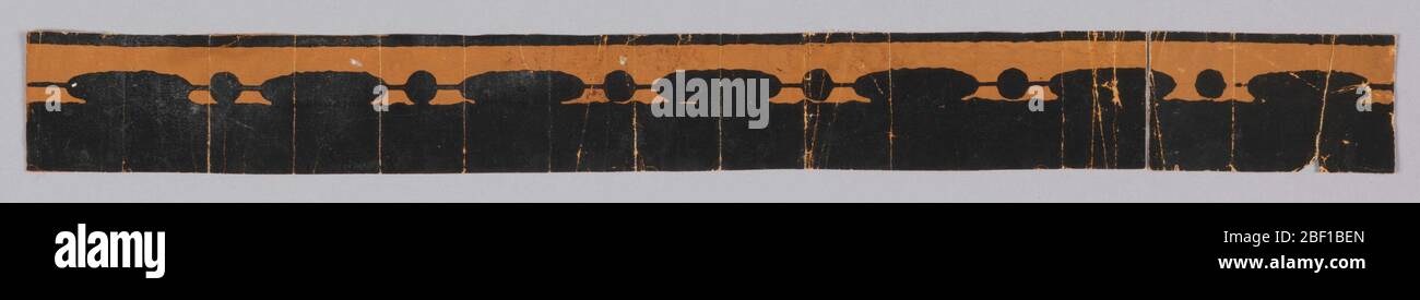 Bordure. Imprimé très crudly de perles, largement espacées, alternant entre les perles rondes et ovales oblongues. Au-dessus, il s'agit d'une bande pleine de noir. Imprimé en noir sur ocre jaune.H# 511 Banque D'Images