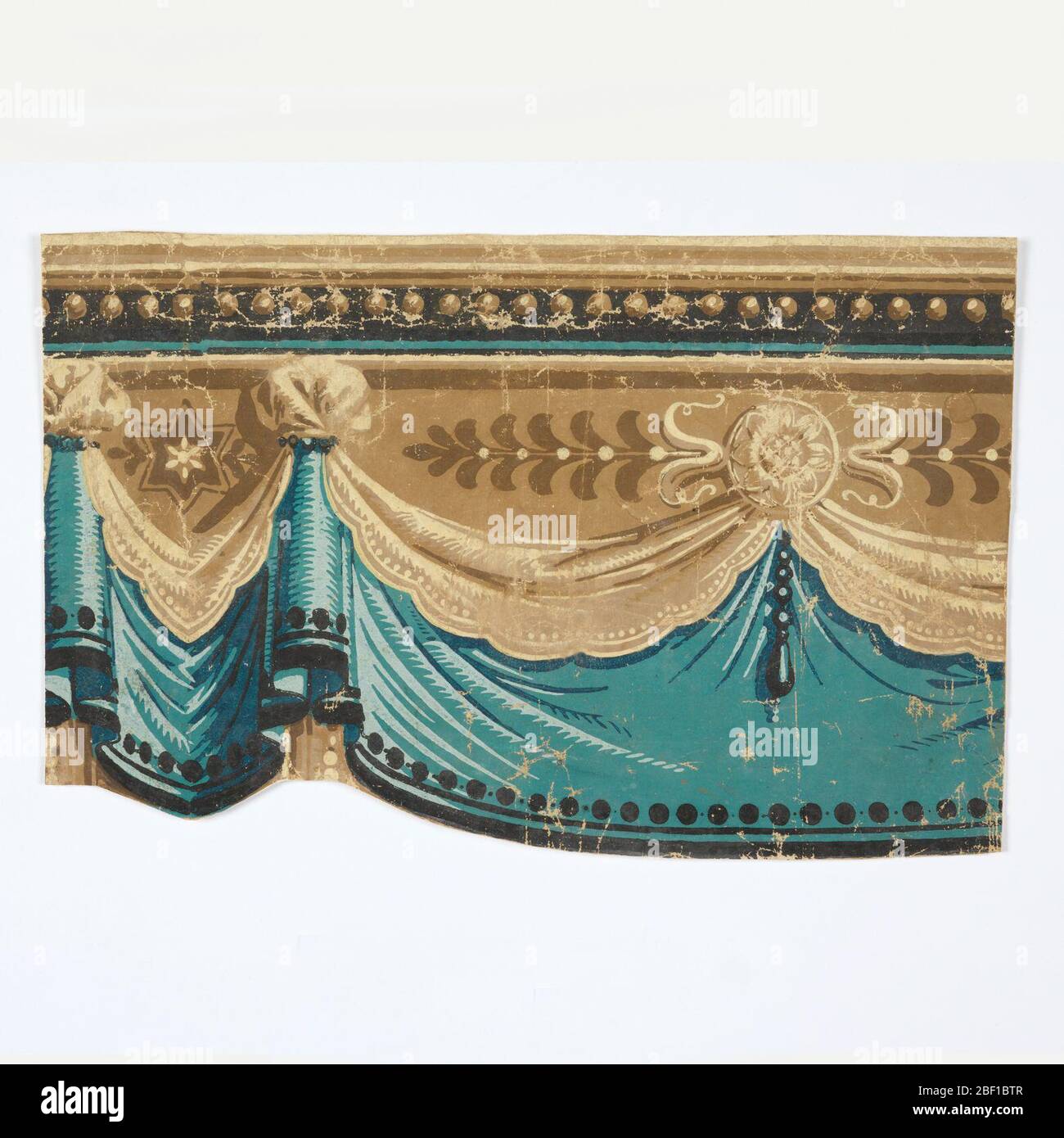 Frise. Une frise draperie avec coupe du bord inférieur pour suivre les plis. Un moulure de tête décorera les bords, les points et les rayures supérieurs sur l'ourlet. Imprimé en beige, brun, noir et bleu. Banque D'Images