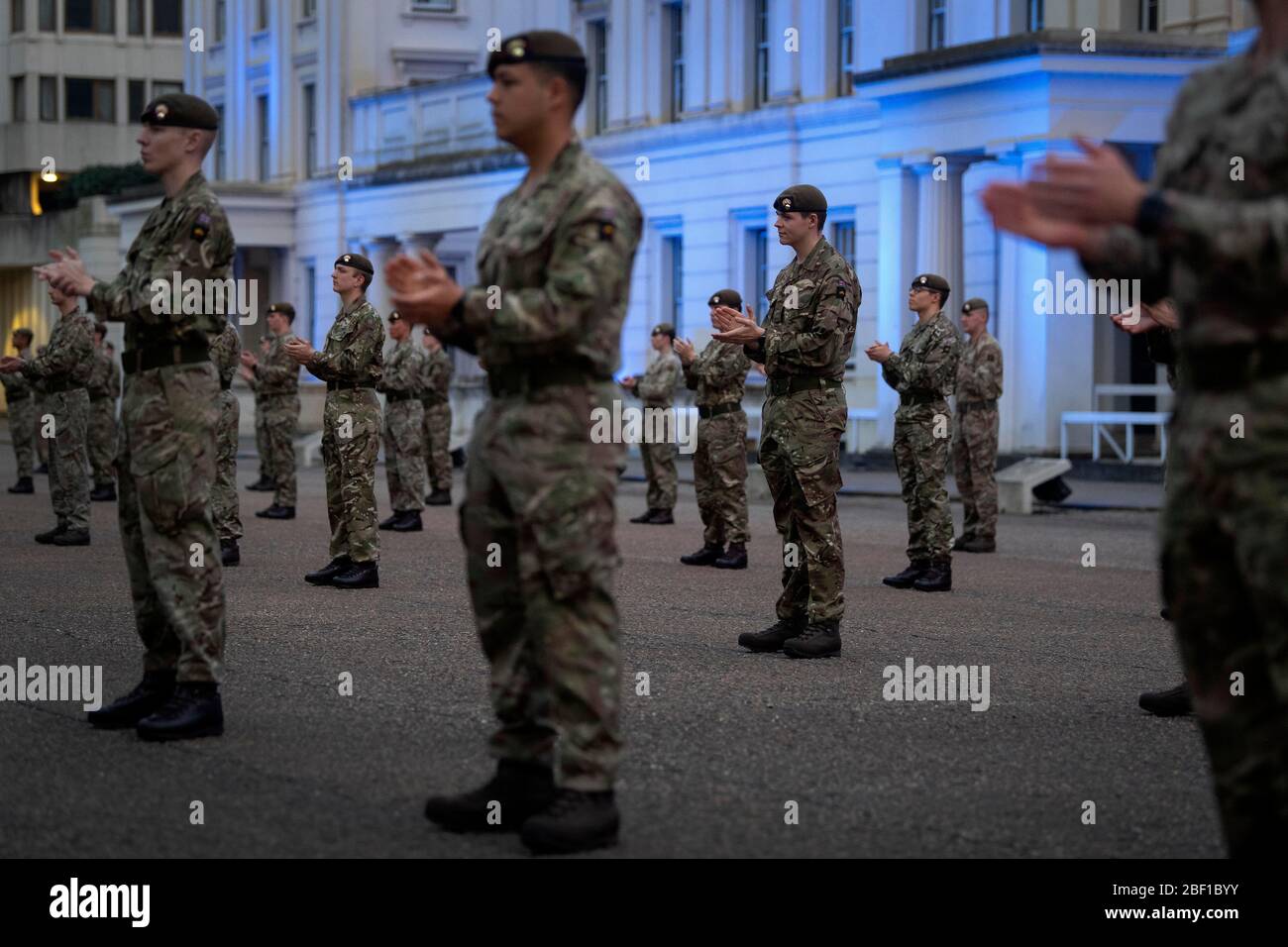 Les soldats de la caserne Wellington, à Londres, saluent les héros locaux au cours de l'initiative nationale de jeudi Clap for Carers pour reconnaître et soutenir les travailleurs et les soignants du NHS qui luttent contre la pandémie de coronavirus. Banque D'Images