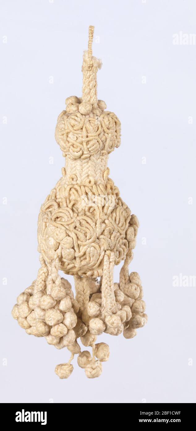 Pampille. Pampille en lin, tressé et noués. Boucle fixée à la tige courte, se terminant dans la pampille en forme de poire, dont accrocher sept tiges courtes avec des grappes de noeuds, dont une suspendue du centre. Banque D'Images