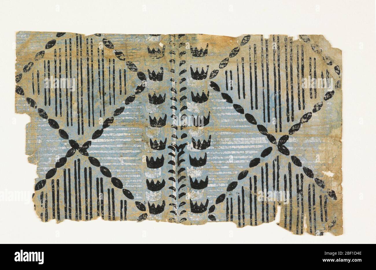 Fragment de flanc. Design en noir et blanc : un treillis diagonal de formes de perles représentant des carrés avec des lignes verticales noires et horizontales blanches, avec un motif feuille centrale flanqué à gauche et à droite de rangées verticales de couronnes noires et blanches. Banque D'Images