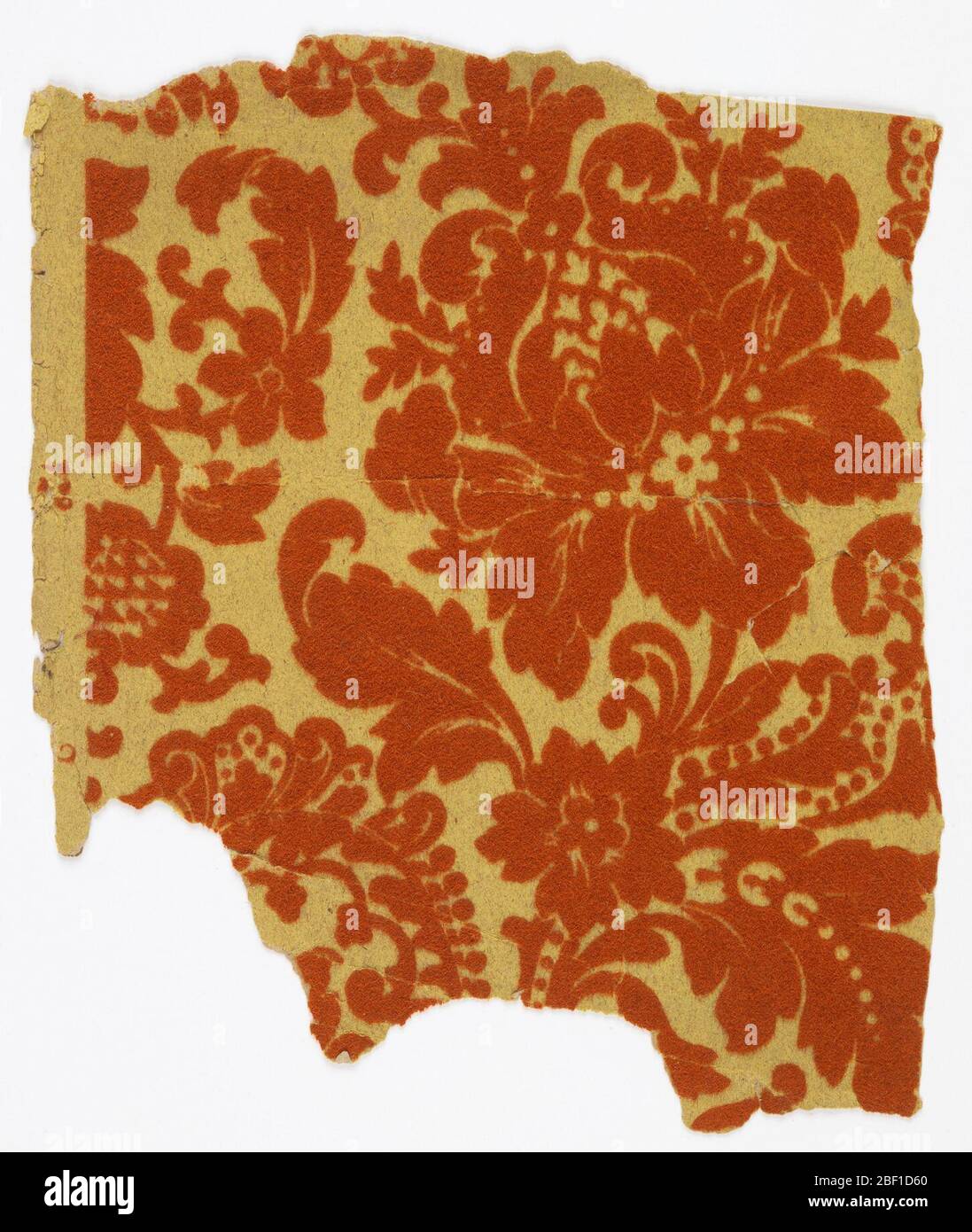 Flanc. Feuilles d'acanthus à fleurs et à défilement stylisées. Imprimé en floqué orange sur un sol jaune pâle. Banque D'Images