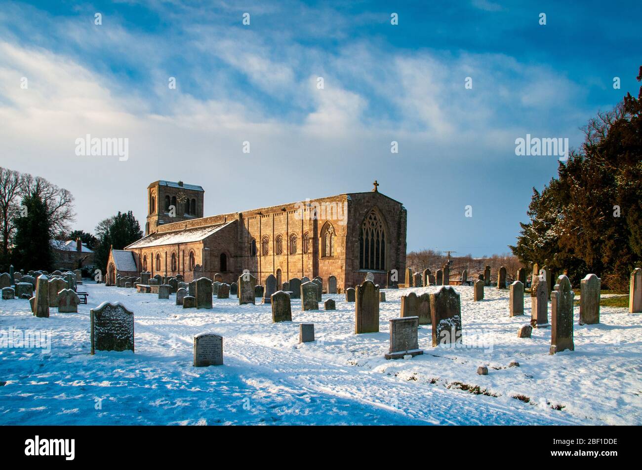 L'église Norham construite en 1061 a considérablement changé au fil des ans en raison des dommages causés pendant la guerre aux frontières. Banque D'Images