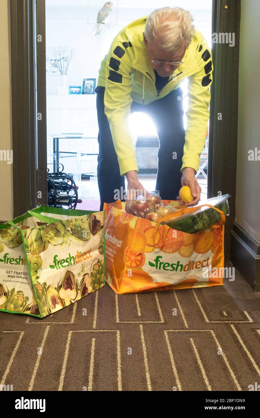 FreshDirect est un service de commande d'épicerie en ligne qui livre aux immeubles d'appartements de New York City, aux États-Unis Banque D'Images