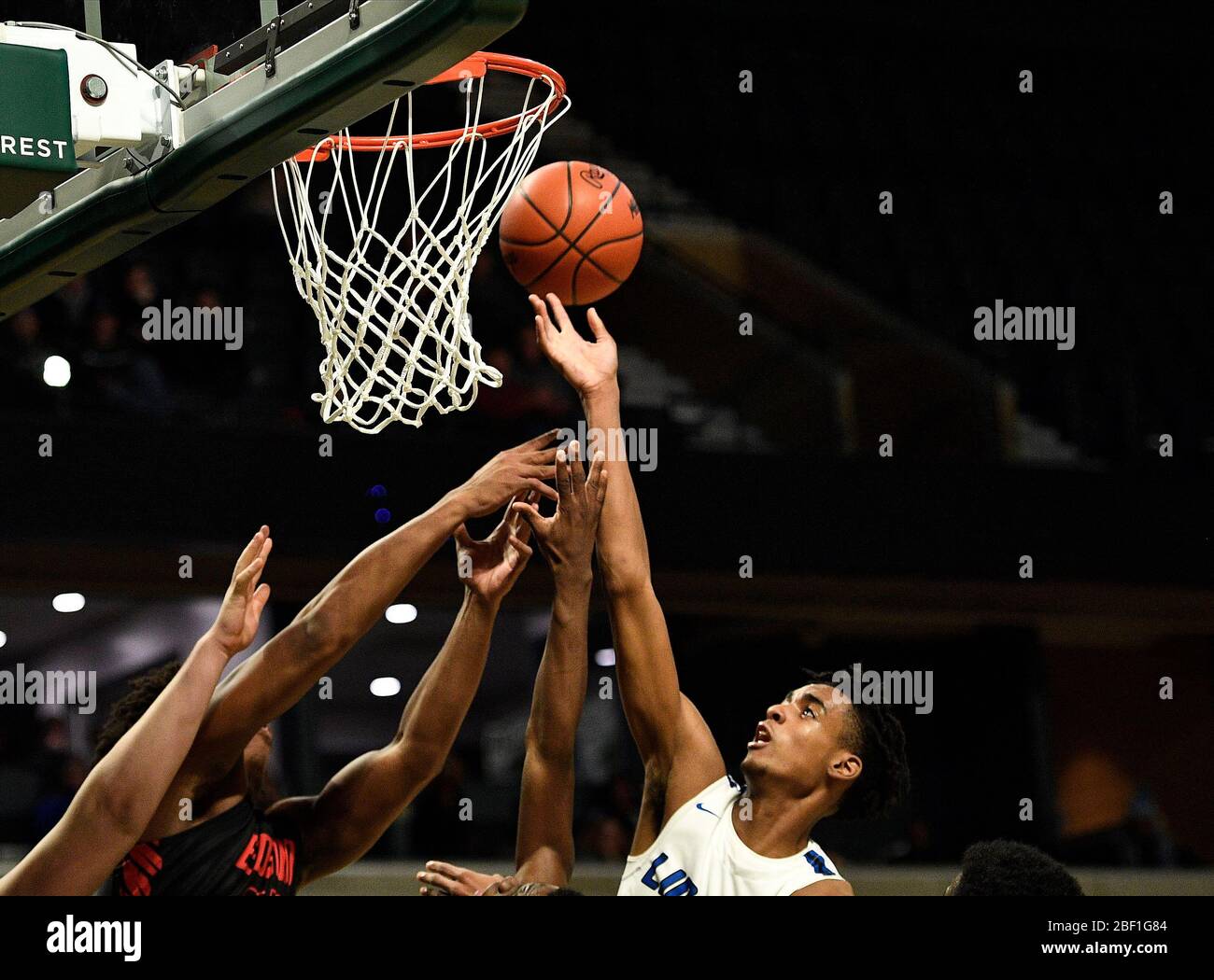 Ypsilanti, Michigan, États-Unis. 20 janvier 2020. Lincoln S. Forward Emoni Bates (21) pendant un match entre Lincoln H.S. et Detroit Edison H.S. Ypsilanti, Michigan. Emoni Bates de 16 ans, a remporté le joueur national de l'année de Gatorade en 2020, le premier sophome à gagner le prestigieux prix.Lincoln H.S. a remporté le jeu 75-68 crédit: Scott Hasse/ZUMA Wire/Alay Live News Banque D'Images