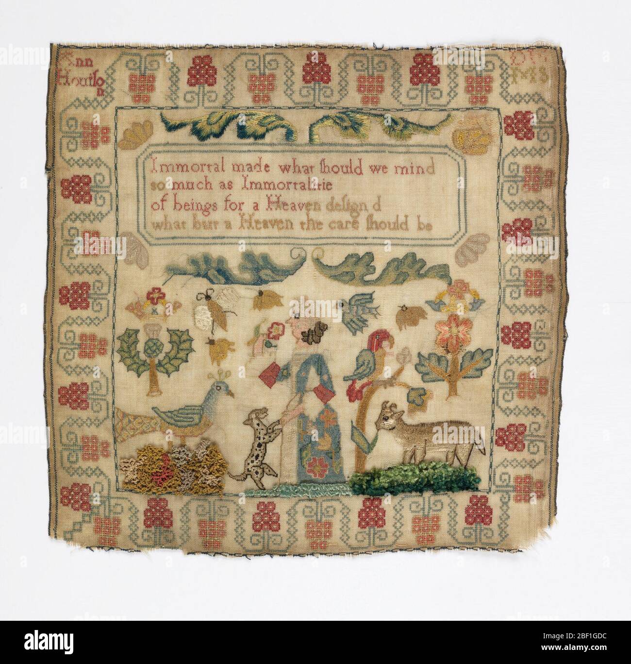 Echantillonneur. Échantillonneur carré brodé avec une femme et un chien repéré, une vache et un paon entouré d'oiseaux et d'insectes, flanqué d'un chardon couronné et d'une rose couronnée. Bordure en forme de vigne stylisée. Banque D'Images