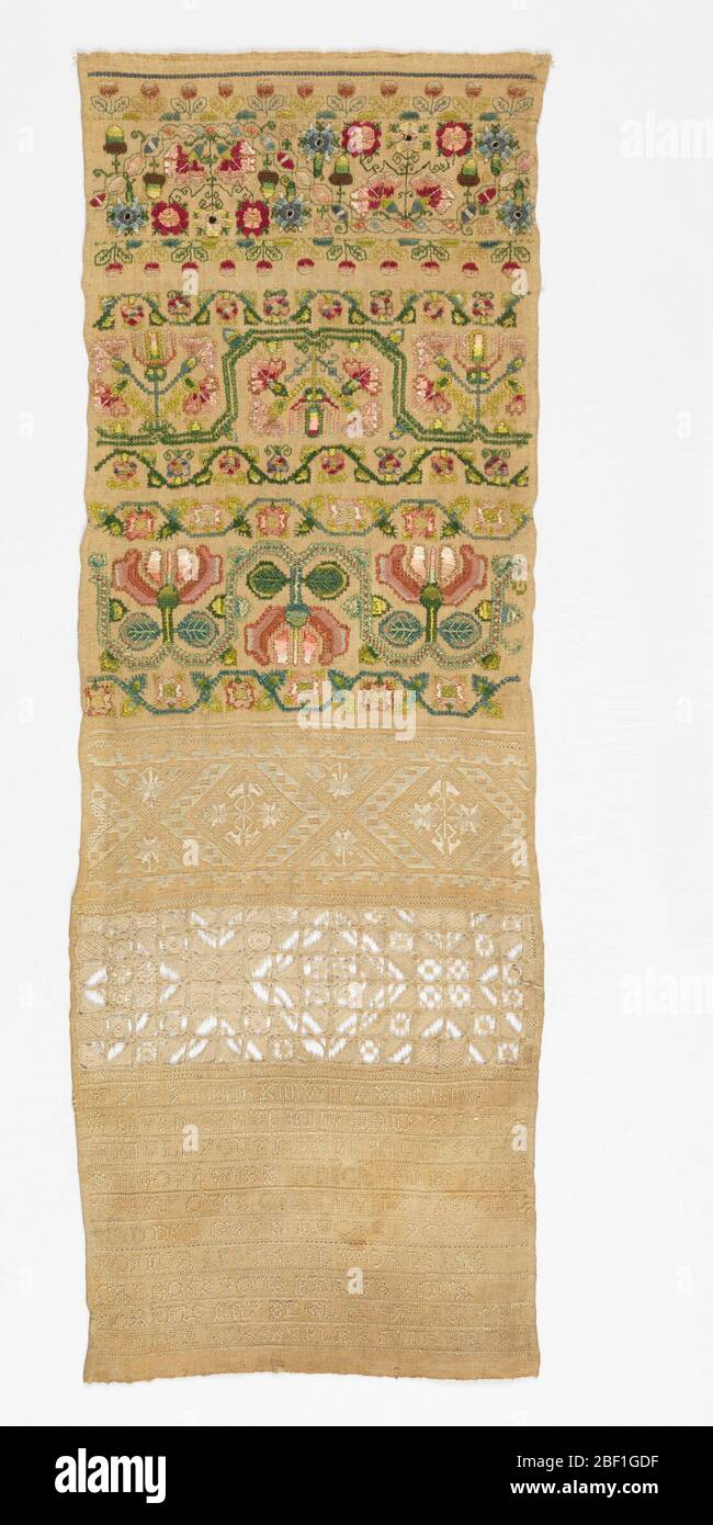 Echantillonneur. Bordure de motifs floraux et texte. La même broderie a fait 1941-69-61. Banque D'Images